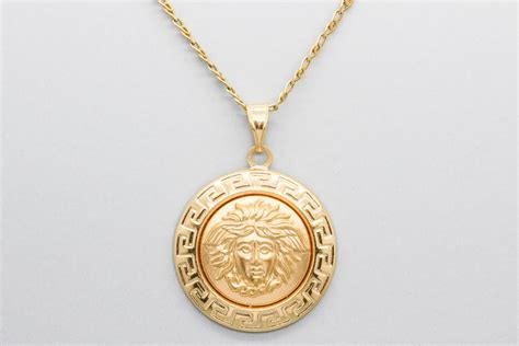 versace cadena de oro|Joyas de Versace .